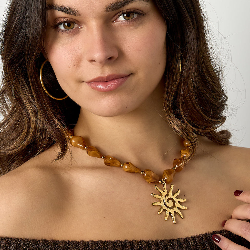 Collier de perles avec pendentif soleil
