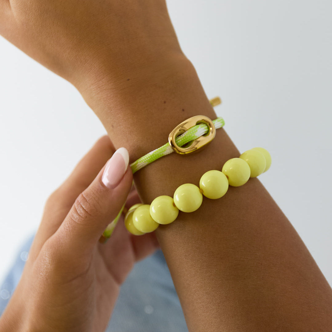 Bracelet à grosses perles et fermoir sur le devant Image