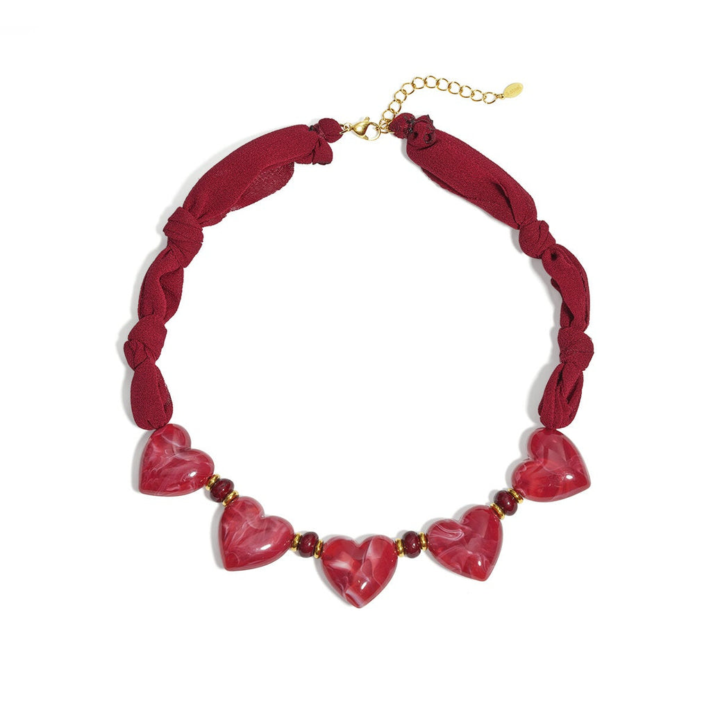 Collier en tissu avec perles en forme de cœur