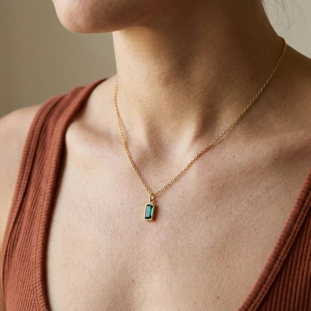 Collier pendentif pierre verte rectangulaire doré