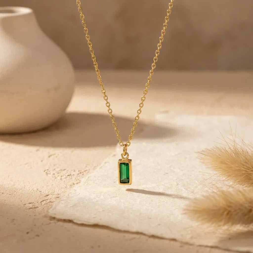 Collier pendentif pierre verte rectangulaire doré
