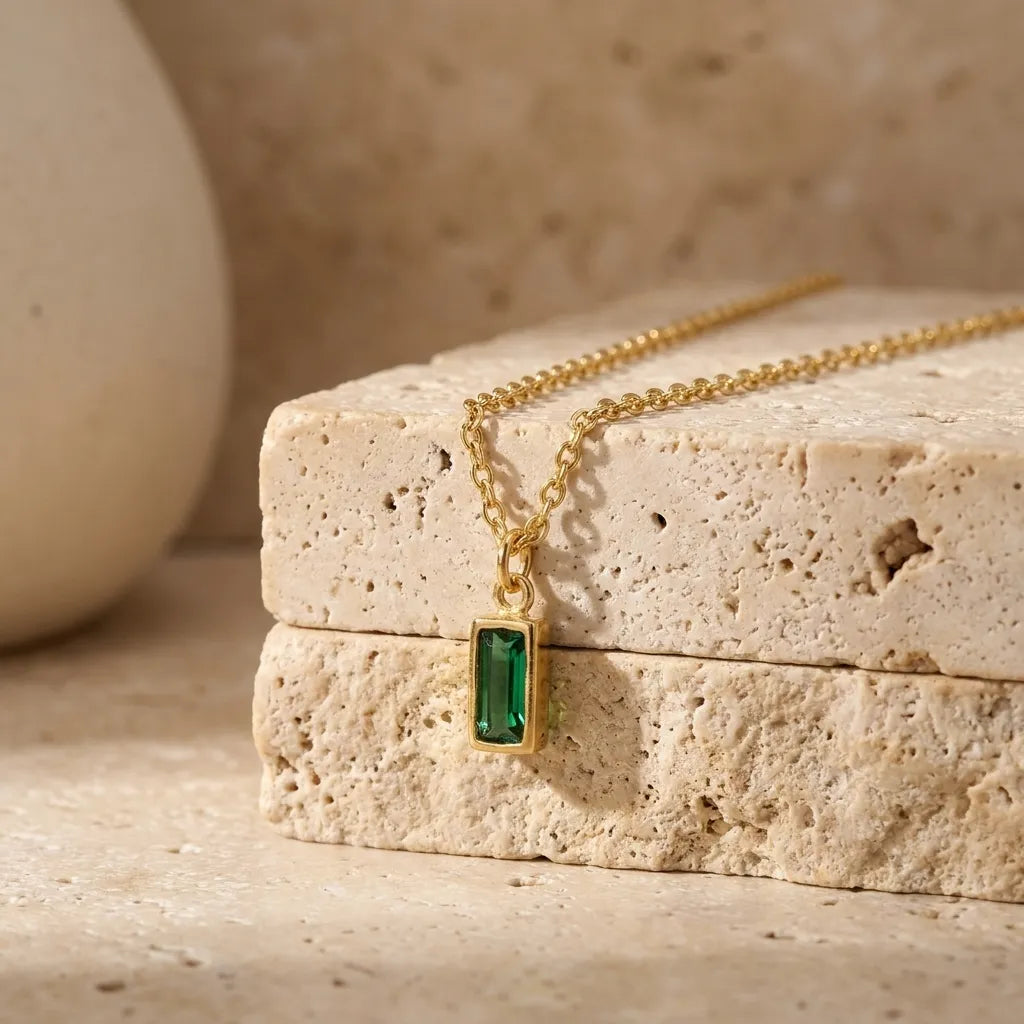 Collier pendentif pierre verte rectangulaire doré
