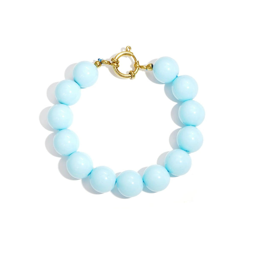 Bracelet à grosses perles et fermoir sur le devant