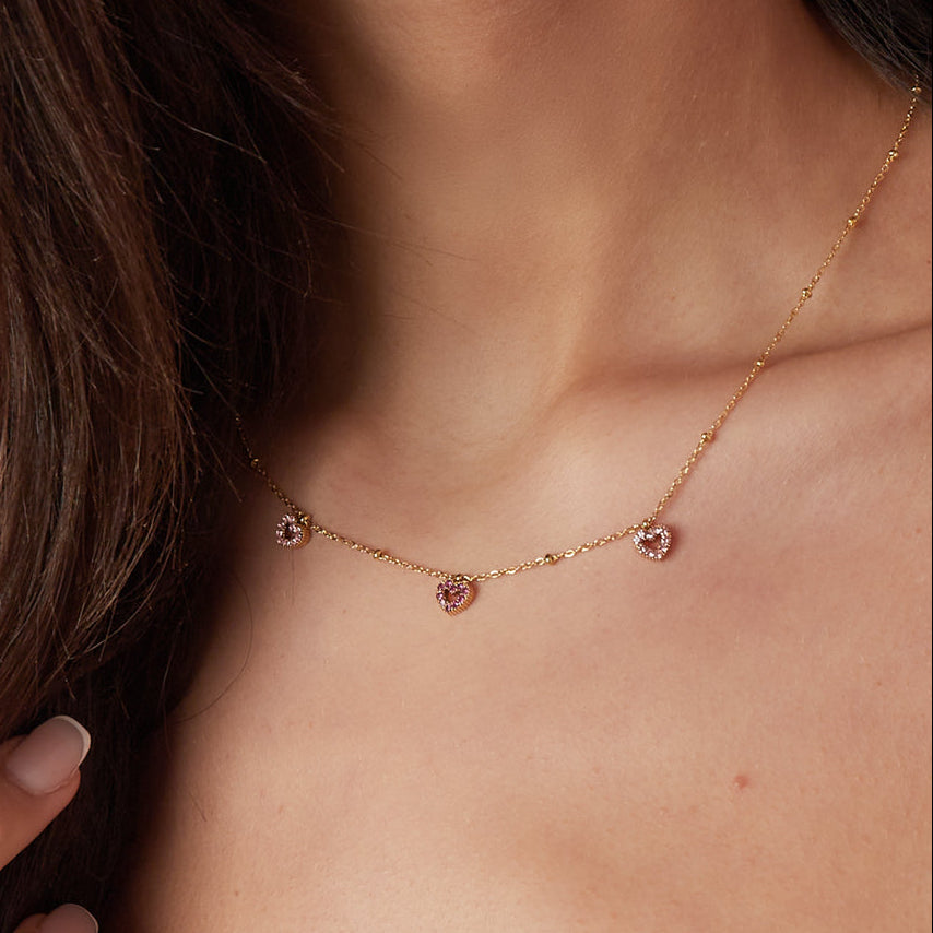 Collier avec des pierres roses en forme de cœur Image