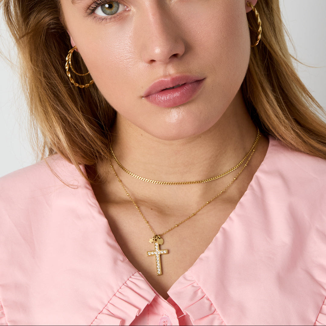 Collier avec pendentif croix décoré et breloques Image