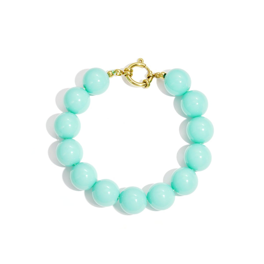 Bracelet à grosses perles et fermoir sur le devant