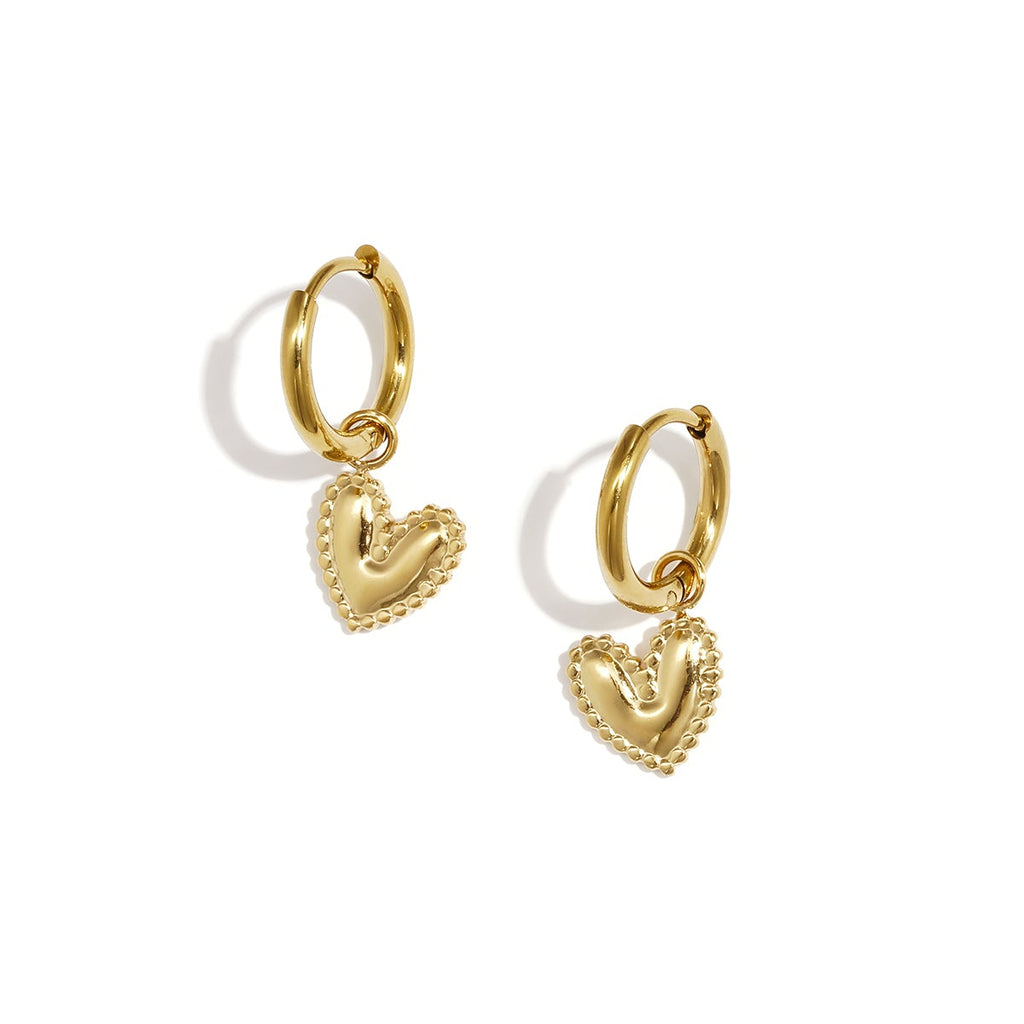 Boucles d'oreilles avec un cœur pendant détaillé