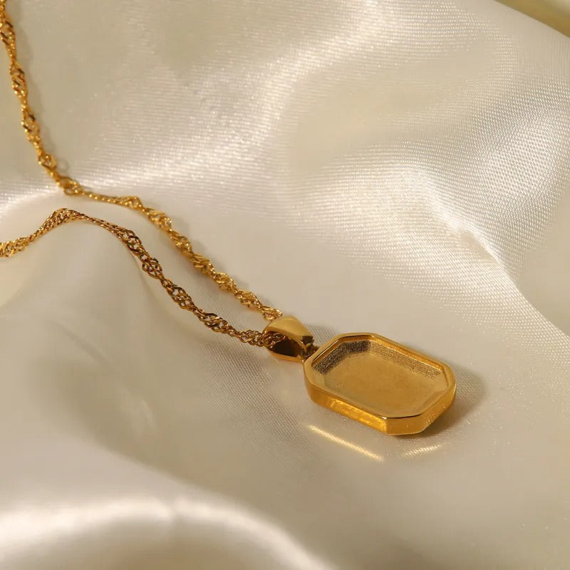 Collier rectangle doré avec pierres
