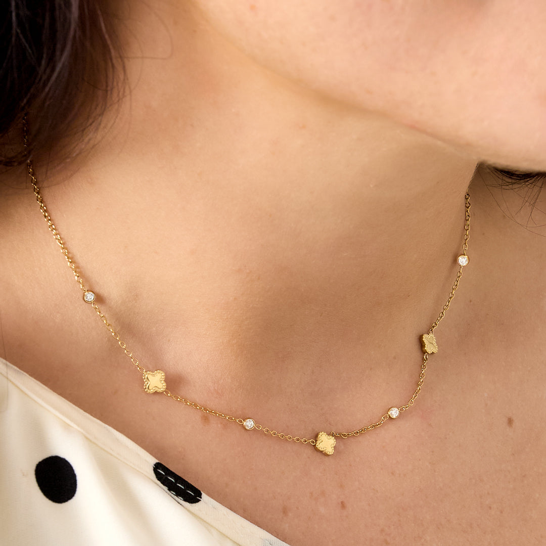 Collier orné de trèfles et de pierres rondes en oxyde de zirconium. Image