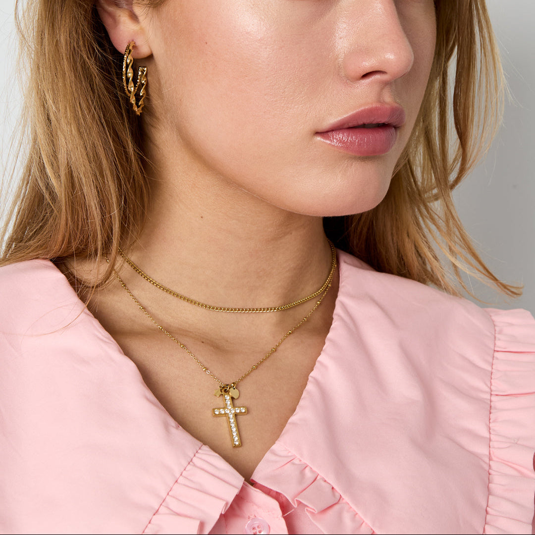 Collier avec pendentif croix décoré et breloques