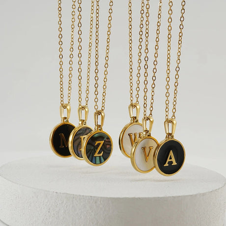 Collier initiale médaille