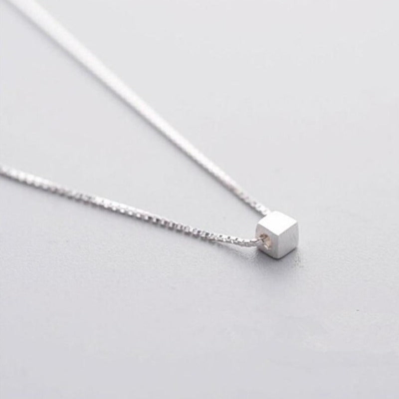 Collier cube en argent minimaliste