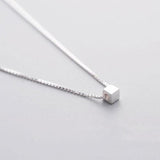 Collier cube en argent minimaliste