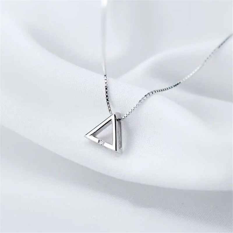 Collier avec pendentif triangle