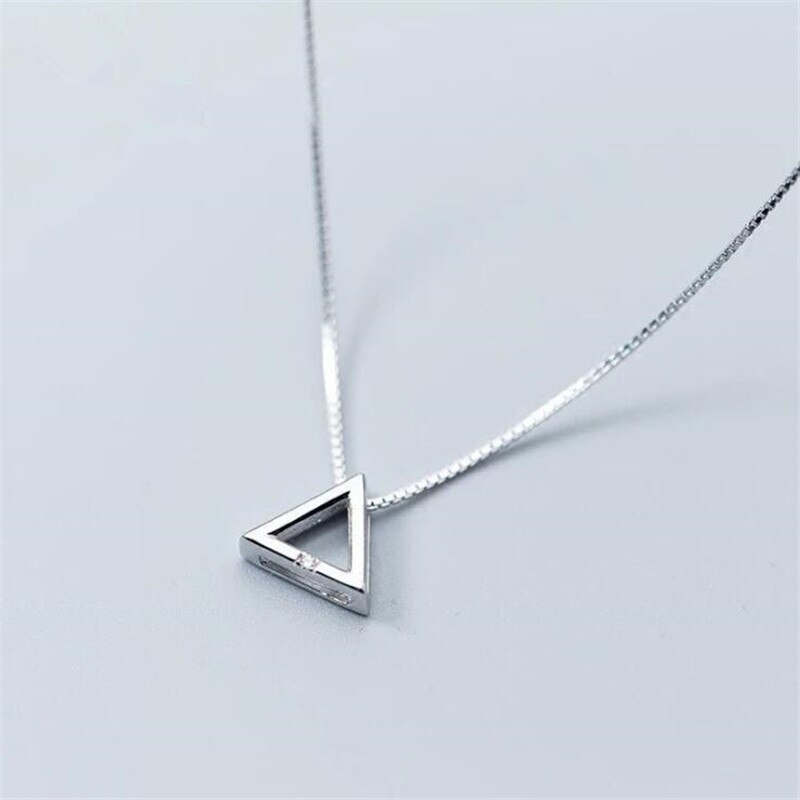 Collier avec pendentif triangle