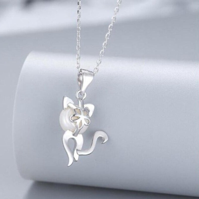 Collier avec pendentif chat perle