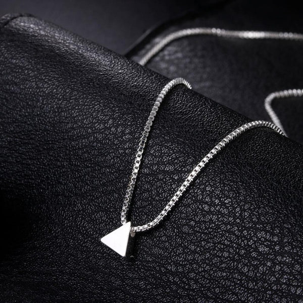 Collier avec pendentif triangle