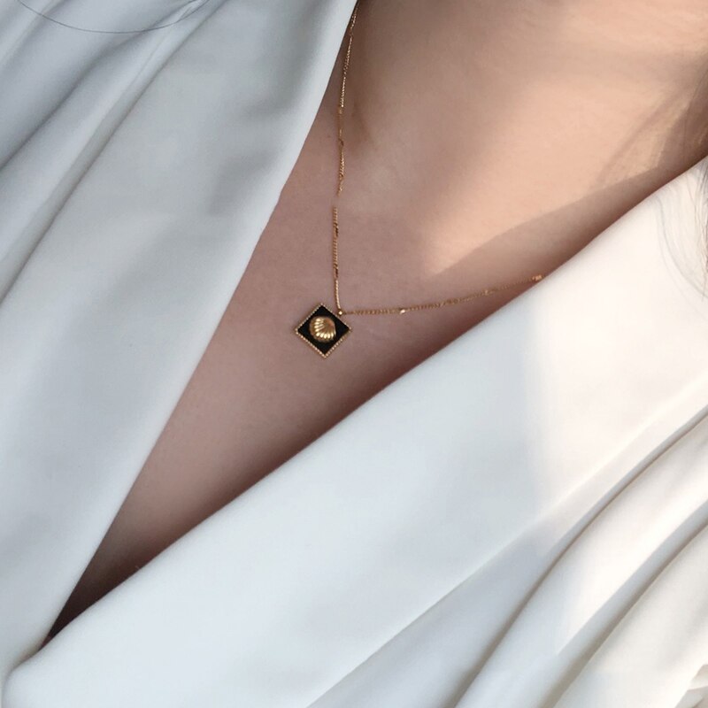 Collier coquillage noir